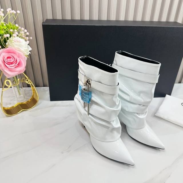 出厂 2024SSS 重磅推出GIVENCHY 纪梵希 春夏新款 品牌标志性的一如既往地呈现复古优雅，各种造型都能轻松驾驭。 1鞋面：釆用漆皮 2内里：进口羊皮