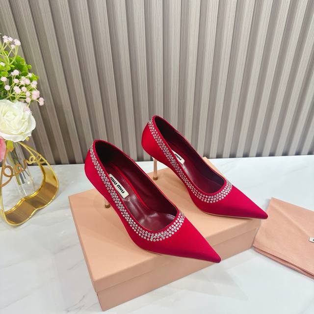 工厂 2024 新款新品 MIU MIU 全新超美装饰搭配,时尚淑女气质十足 双色拼接 又不乏美艳色彩,外侧附带弹力象巾 上脚非常方便意大利引进的原版楦头是最新