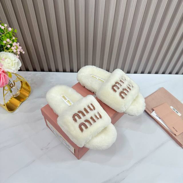 工厂 2024 新款新品 MIU MIU 全新超美装饰搭配,时尚淑女气质十足 双色拼接 又不乏美艳色彩,外侧附带弹力象巾 上脚非常方便意大利引进的原版楦头是最新