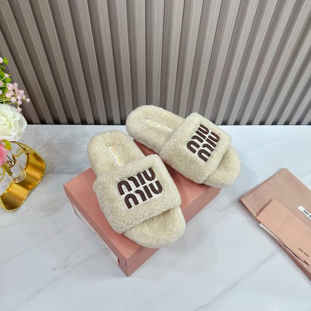 工厂 2024 新款新品 MIU MIU 全新超美装饰搭配,时尚淑女气质十足 双色拼接 又不乏美艳色彩,外侧附带弹力象巾 上脚非常方便意大利引进的原版楦头是最新