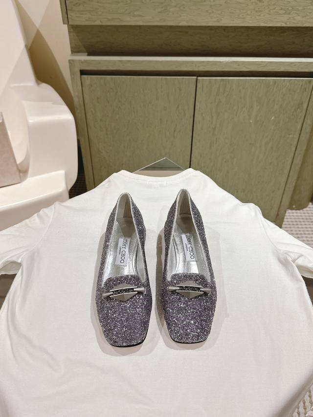 Jimmy Choo 小羊皮单鞋上新 超赞周仰杰24春夏系列 重逢惊艳 优雅邂逅 碰撞之美 时尚国外博主同款街拍推荐 造型大胆别致满分街拍 小羊皮鞋面 搭配真皮
