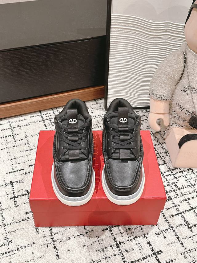 顶级品质 valentino fw24 new arrival～ V家run boot高帮运动鞋情侣款 全牛皮材质 手感细腻柔软，质感拉满 舒适好穿 运动感十足