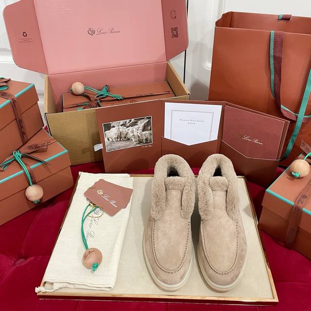 代购级版本 Loro Piana2024Open walk 秋冬海狸毛系列！ 秋冬怎么可以没有一个软糯糯的保暖神器，承包你冬天的御寒，一直以来以高级简约的设计风