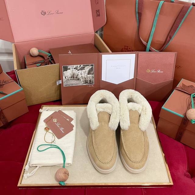 代购级版本 Loro Piana2024Open walk 秋冬海狸毛系列！ 秋冬怎么可以没有一个软糯糯的保暖神器，承包你冬天的御寒，一直以来以高级简约的设计风