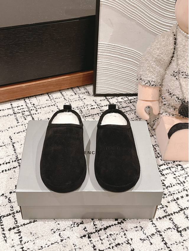 顶级品质 balenciaga ss24 new arrival～ BALENCIAGA秋冬新款毛毛拖鞋 室内户外都适宜，舒适温暖又时髦～ 妥妥的保暖神器一枚，