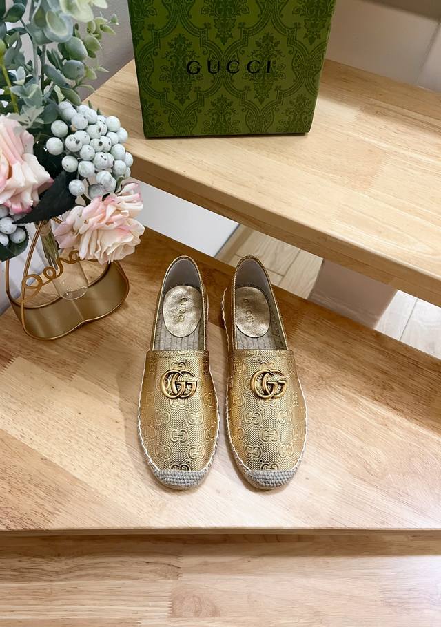女款： 男款： 2024早秋cucci 在近一个世纪的时间里，品牌以经典双G字母交织图案为画布打造了许多富有想象力的设计，双G标识融合其他鲜艳明亮的色调，焕新呈