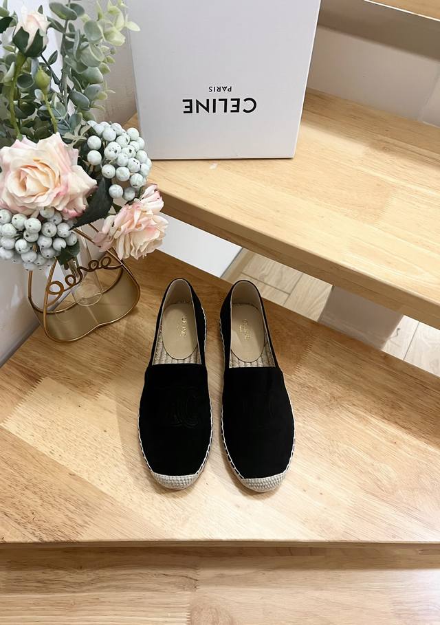 Celine 赛琳 顶级代购货，最高版本，渔夫鞋 专柜2024早春 新款 Celine羊京字母渔夫鞋系列， 爆款单鞋，上脚很美。 购入正品原版build。 正品