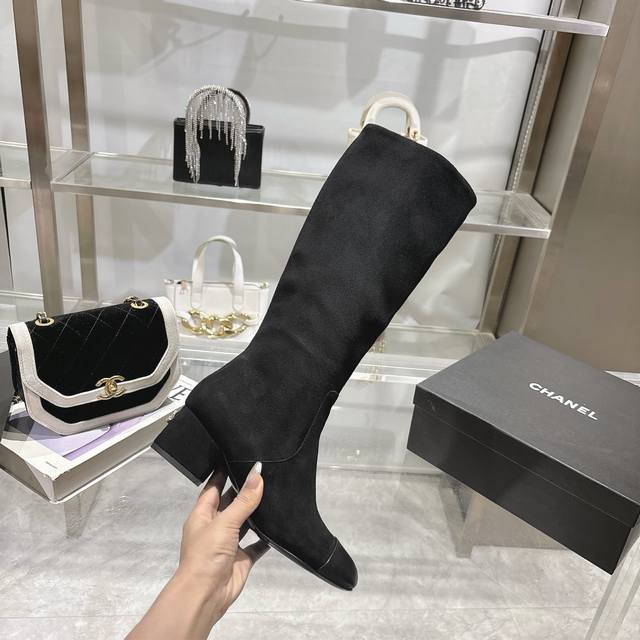 CHANEL官网同款， 香奈儿新款长靴，简约大方，时尚百搭脚感舒适， 1鞋面：进口羊京+羊皮 2内里：羊皮 3跟高：5cm 4码数：35-42 注意40.41.