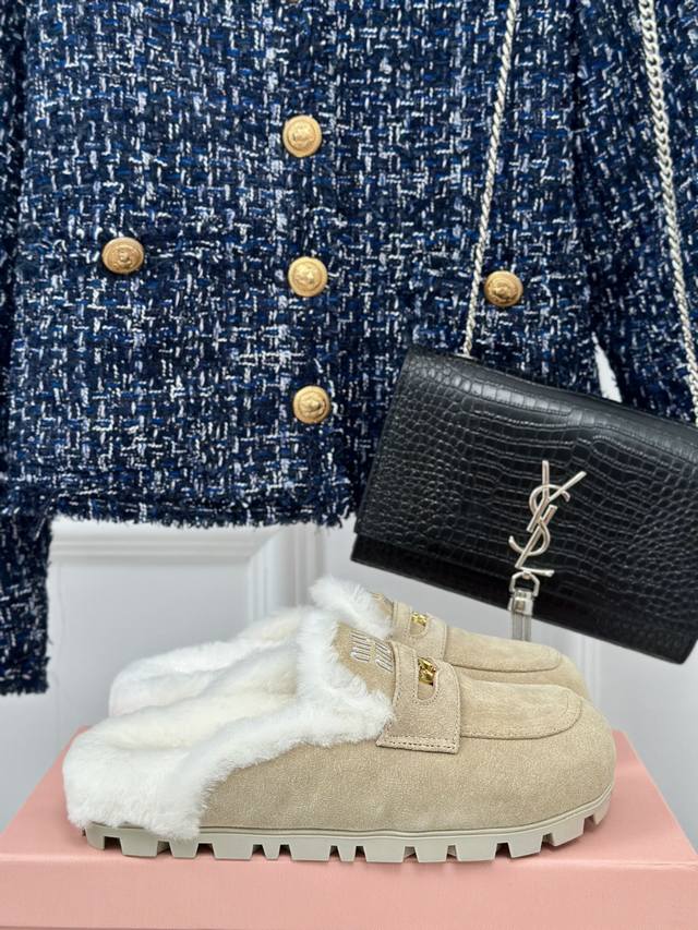 厂价 MIUMIU经典秋冬金钱币毛拖半拖鞋 这季节美鞋太多这款毛拖 真的是让我无法自拔真太可爱了～ 毛茸茸的羊毛是选用欧洲进口A级羊毛 我们做到与原版一致满鞋