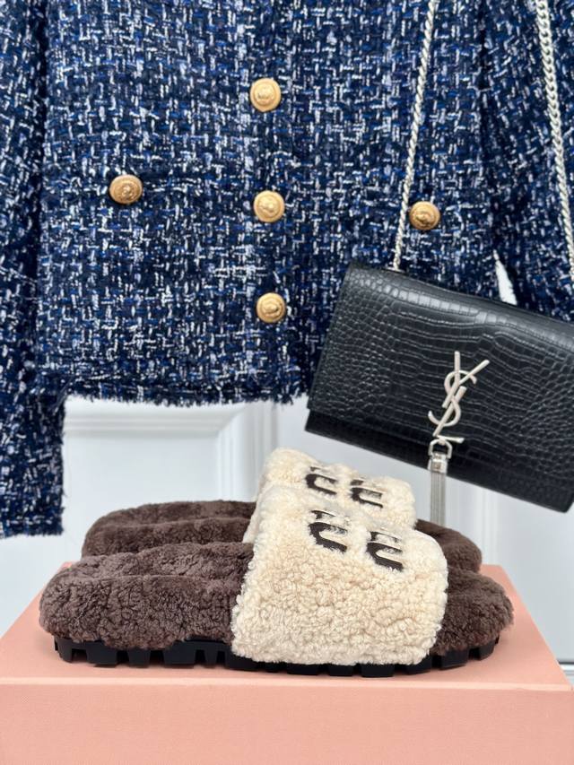 厂价 MIUMIU经典秋冬字母毛毛拖鞋 这季节美鞋太多这款毛拖 真的是让我无法自拔真太可爱了～ 毛茸茸的羊毛是选用欧洲进口A级羊毛 我们做到与原版一致满鞋 全部
