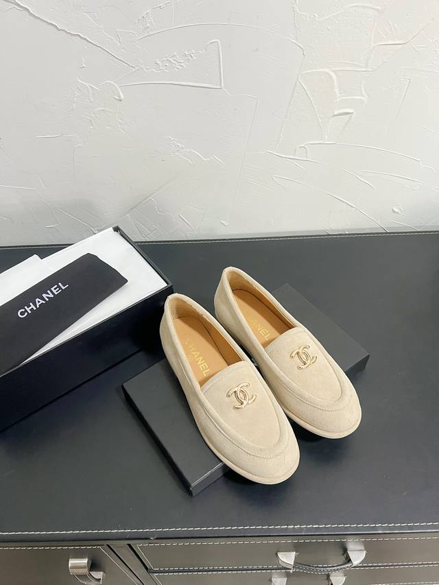 CHANEL 乐福鞋 皮里 小香 C家 专柜又一超级大爆款，网红博主小姐姐们的挚爱，社交平台的各种夸赞，超级暖和 超级秋冬 看到这期总能唤起少女内心对时髦的诉求