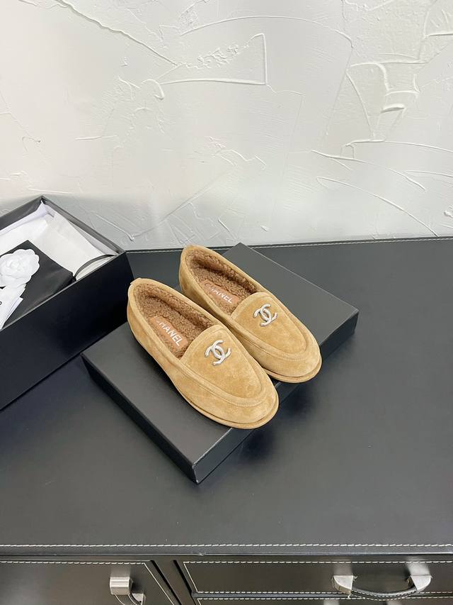 CHANEL 乐福鞋 毛里 小香 C家 专柜又一超级大爆款，网红博主小姐姐们的挚爱，社交平台的各种夸赞，超级暖和 超级秋冬 看到这期总能唤起少女内心对时髦的诉求