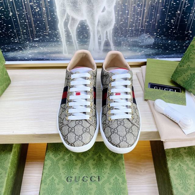 出厂女 男 整个系列价格一样 牛皮面料 牛皮内里 牛皮垫脚 真蛇皮防伪线 香味大底 升级芯片 豪华包装。。全部东西跟正品一样。码数:35-46
