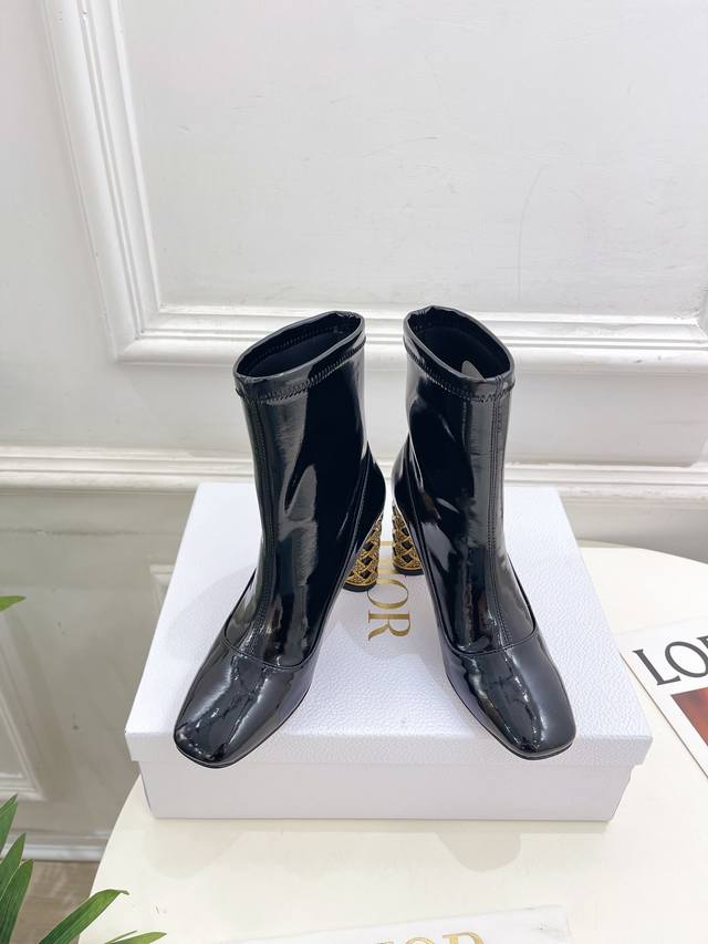 Dior 迪奥 24 2024秋冬新品 顶级版本 专柜主打新款 Dior 金属藤格纹圆柱跟弹力漆皮短靴 硬货上新 代购级别！高级感十足！国内外博主刷爆的一款，复