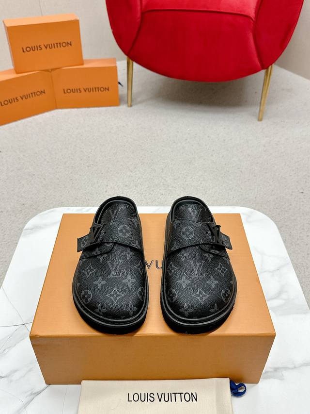 女款320 男款 L’V Cosy Comfort平底毛拖采用绒面牛皮革包裹舒软羊毛皮革内衬，以韧性鞋垫和轻盈微型外底升级舒适体验。装饰彰显考究质感，恰似经典T