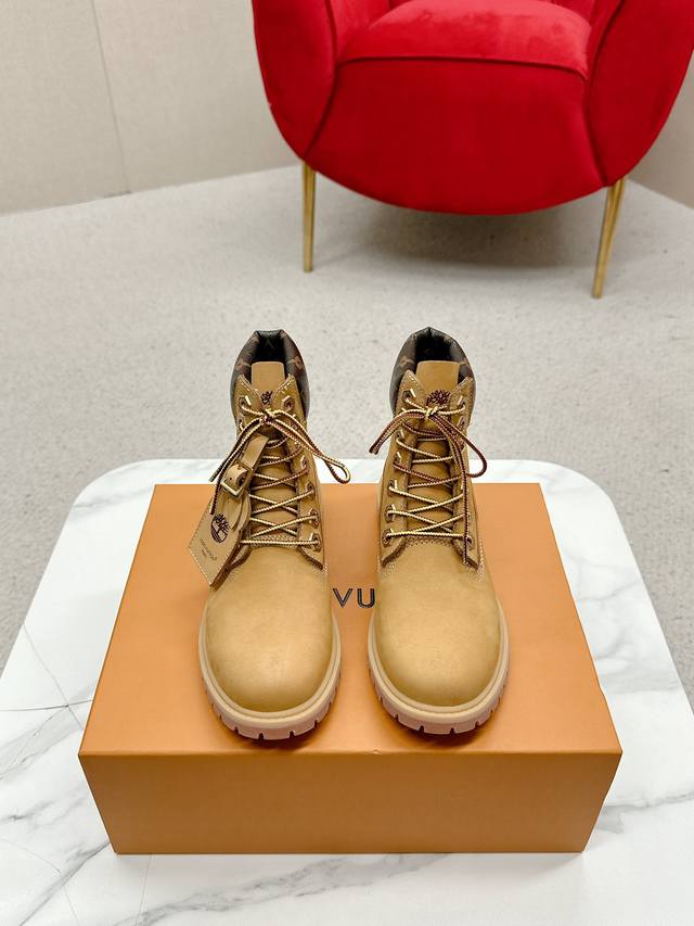 女款 男款 LV踢不烂的联名款马丁靴隆重推出Louis Vuitton x Timberland靴子。LV x Timberland添柏岚联名款老花大黄靴及踝靴