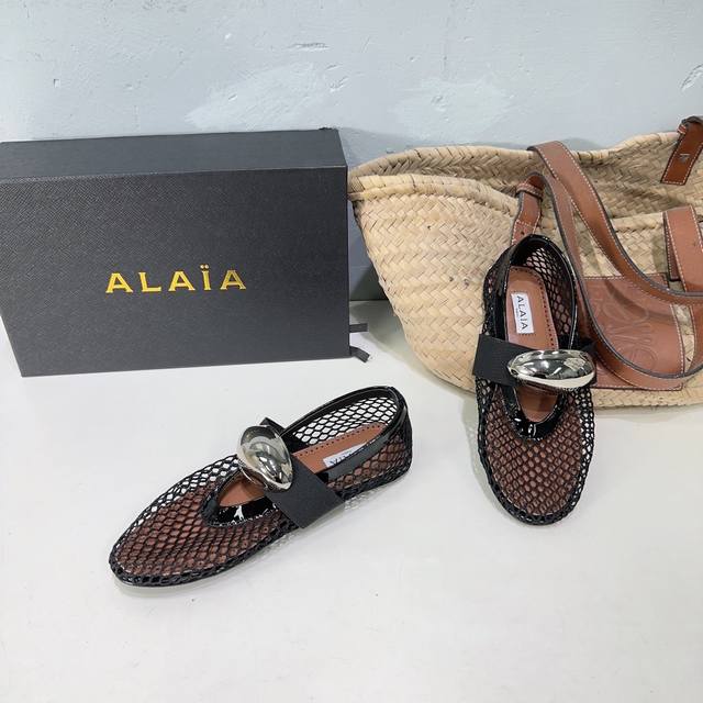 高品质出厂 ！小众潮牌ALAIA24网面五金扣饰平底单鞋！最新春夏时装秀新款系列平底芭蕾舞鞋！法国高端一线高定品牌！时尚界最后的手艺人 只忠于展现女性身体曲线的