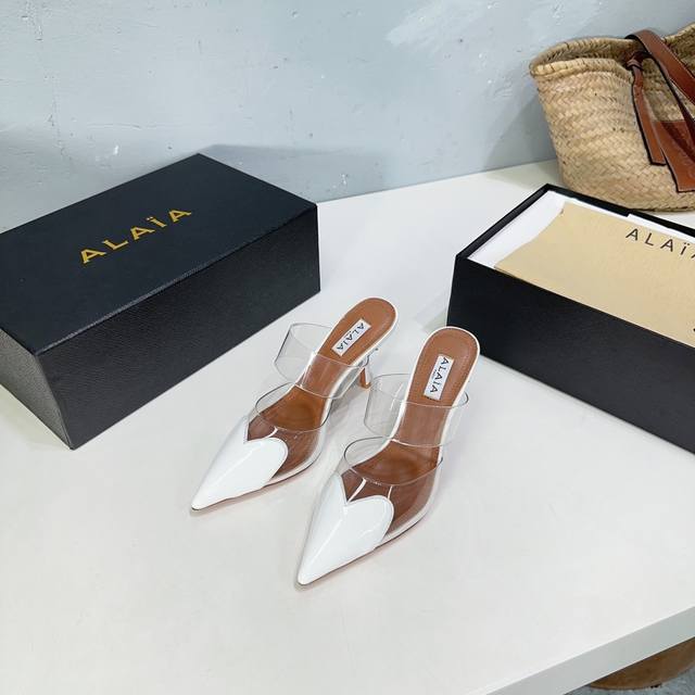 高品质出厂 ！小众潮牌独最新爆品小红书火推 AlAIA24春夏新款爱心胶片尖头细跟后空凉拖系列推出 无数的名设计师都把他看作“DesignerofDesigne