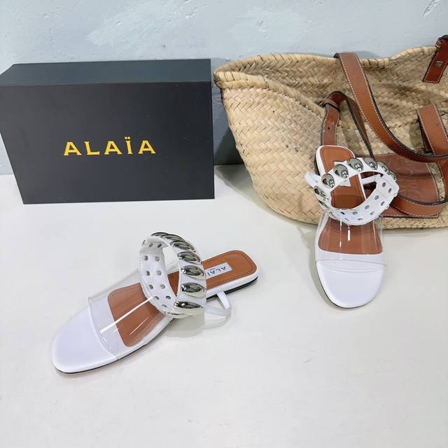 高品质出厂 ！小众潮牌Alaia24春夏新款五金扣胶片平底、高跟凉鞋！ 这款高跟鞋凉鞋设计非常时尚，能够拉长脚部线条，显得脚部更加修长纤细。透明胶片鞋面设计也能