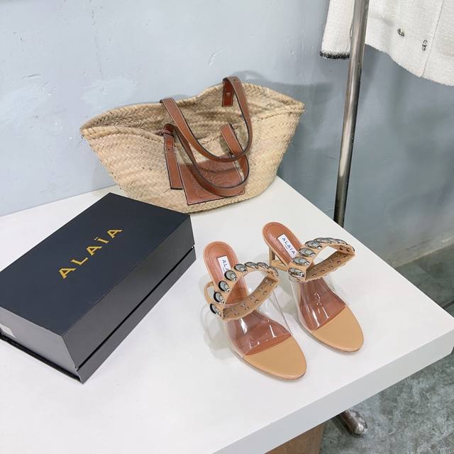 高品质出厂 ！小众潮牌Alaia24春夏新款五金扣胶片平底、高跟凉鞋！ 这款高跟鞋凉鞋设计非常时尚，能够拉长脚部线条，显得脚部更加修长纤细。透明胶片鞋面设计也能