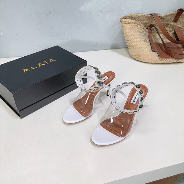 高品质出厂 ！小众潮牌Alaia24春夏新款五金扣胶片平底、高跟凉鞋！ 这款高跟鞋凉鞋设计非常时尚，能够拉长脚部线条，显得脚部更加修长纤细。透明胶片鞋面设计也能