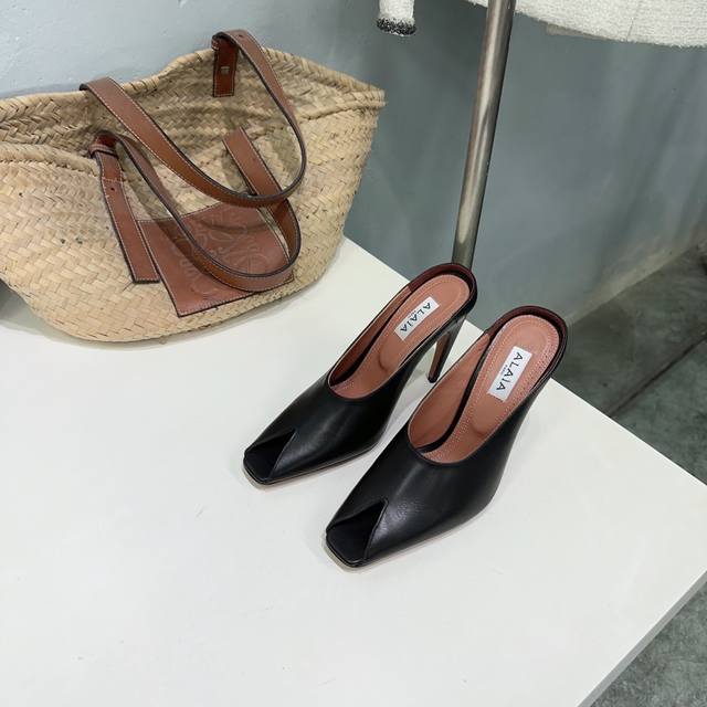 高品质出厂 ！小众潮牌 ALAIA 春夏新品鱼嘴高跟凉鞋足尖上的性感之资！ 精致的同时还具有时髦利落 摩登气场 鞋面进口小牛漆皮 头层牛皮 内里垫脚优质羊皮 意