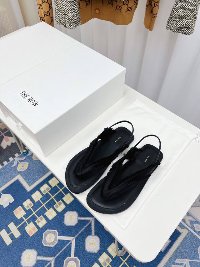 The Row ss 春夏必入单品Muller厚底人字拖鞋简单的风格却自带高级气场的拖鞋 绝对是今年必入款 ， 日常度假都是绝对必不可少 ，随便搭配一下都可以自
