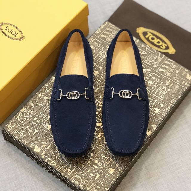 Tods 男士豆豆鞋 专柜同步新款 高端品质 磨砂皮杏色牛里.原版包装。深蓝色，尺码38-45。 正常皮鞋码，按平时皮鞋码拍，运动鞋穿40就拍39 。。。