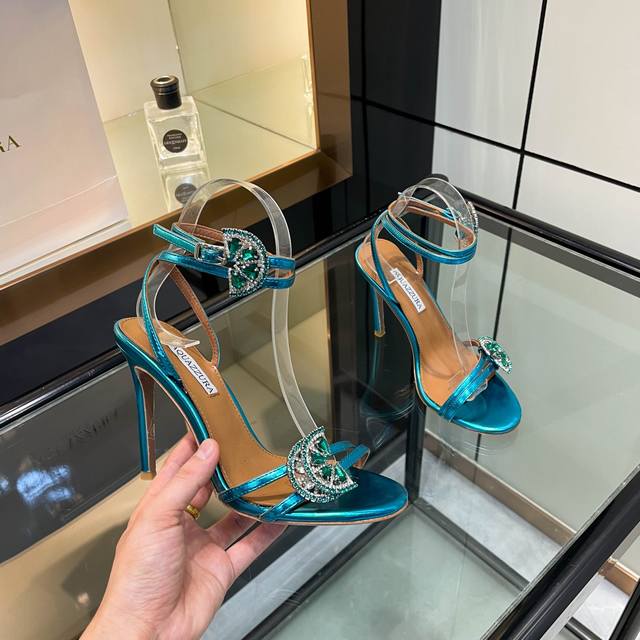 Aquazzura 2024新款凉鞋 代购品质！！！原版开发的走秀凉鞋，简直惊艳了时光！闪闪奥钻闪耀着奢华的光芒，如繁星璀璨。原版开发的独特设计，彰显非凡品味。