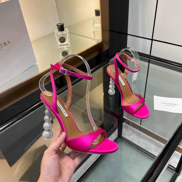 Aquazzura 2024新款凉鞋 代购品质！！！原版开发的水钻高跟凉鞋，是走秀场上的璀璨明珠。水钻熠熠生辉，如同繁星坠落人间。原版开发的独特设计，彰显着与众