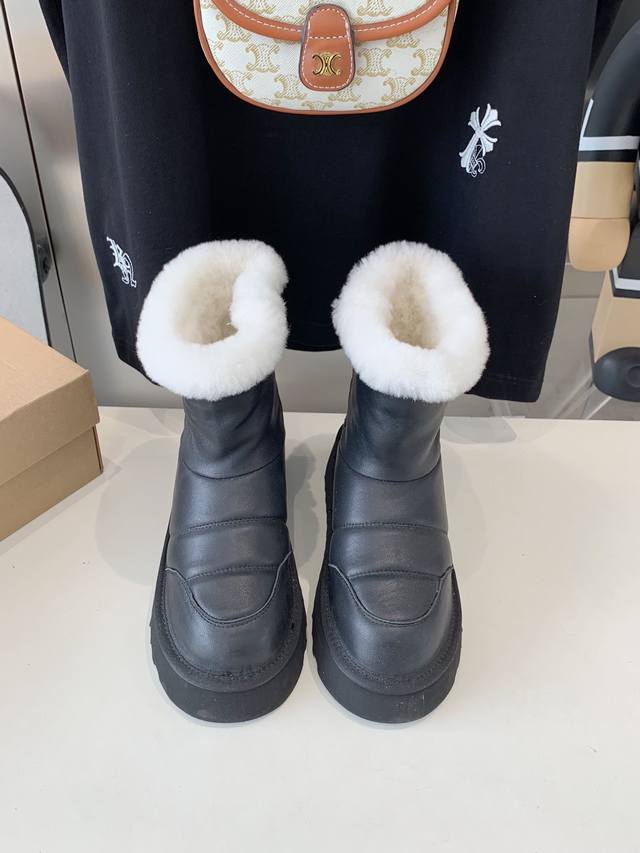 UGG 24ss新款小马丁 雪地靴 独特的保暖设计 鞋面采用上等澳洲头层混种羊皮 超暖真羊毛内里 时尚百搭元素 升级版独家私模防滑防踢发泡特别轻 独特的前后包裹