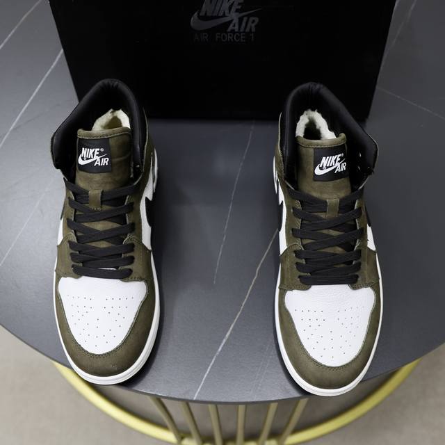 羊毛内里 Nike air Jordan1 冬季运动板鞋 加毛款 aj经典鞋型不变的基础上内里羊毛 真的很加分！原厂材料FK 鞋面进口头层牛皮 色高帮低帮全系列