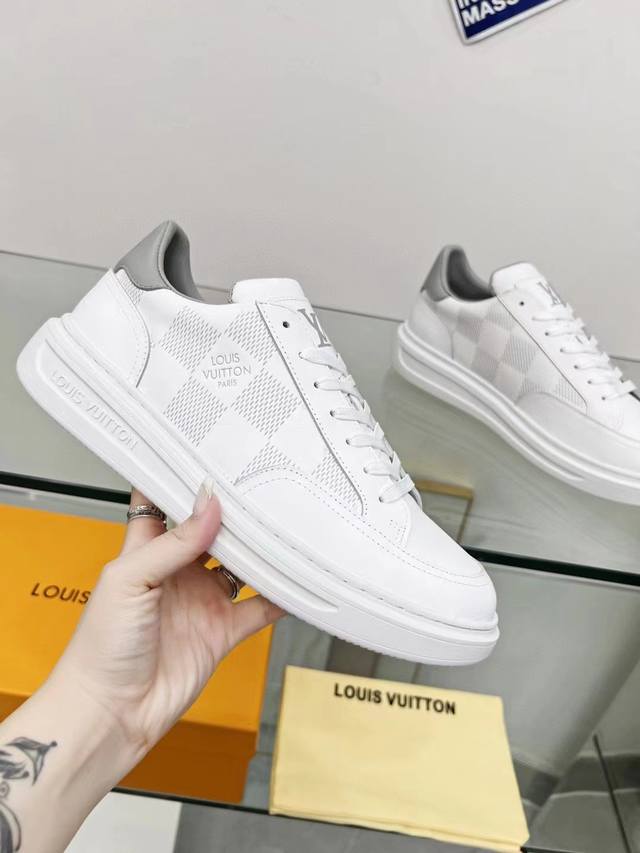 上新 LV运动鞋 本款 Beverly Hills 运动鞋为柔软牛皮革局部铺陈放大版 Damier 图案，再为厚实轻盈的橡胶外底压印路易威登标识。加衬内底和科技