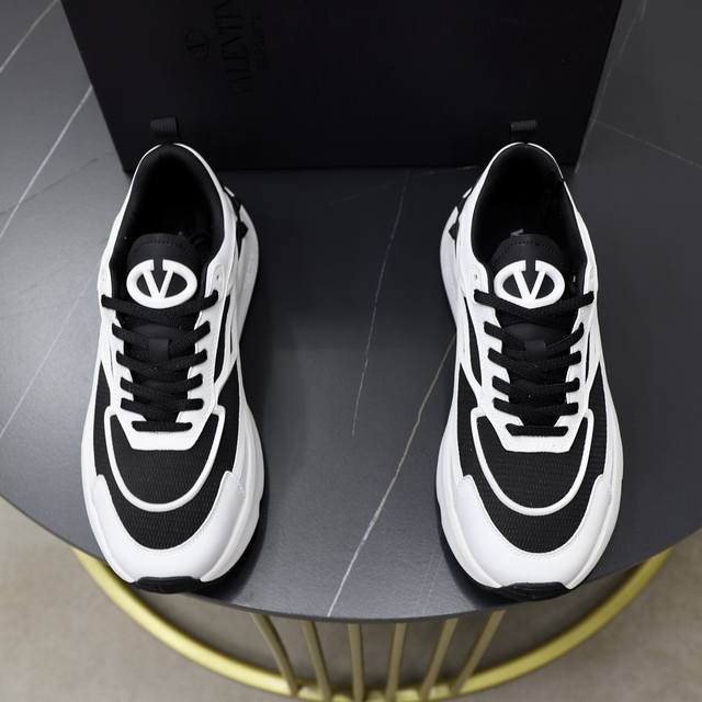 VALENTINO 华伦天奴 2024s男士最新低帮厚底运动鞋出货 重工打造，男士精品休闲运动鞋，气质百搭款 采用小牛皮拼接织物网眼鞋面，橡胶线条点缀几何分割鞋
