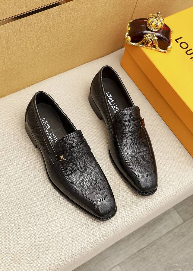 商品商标：LOUIS VUITTON 路易威登 休闲皮鞋 正码码数: 38-44 45.46订制 商品材料：精选 进口头层荔枝纹牛皮鞋面+奢华五金扣，进口头层牛