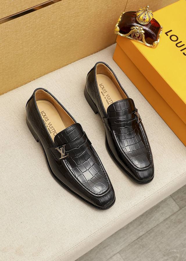 商品商标：LOUIS VUITTON 路易威登 休闲皮鞋 正码码数: 38-44 45.46订制 商品材料：精选 进口头层小牛皮压花鞋面+奢华五金扣，进口头层牛
