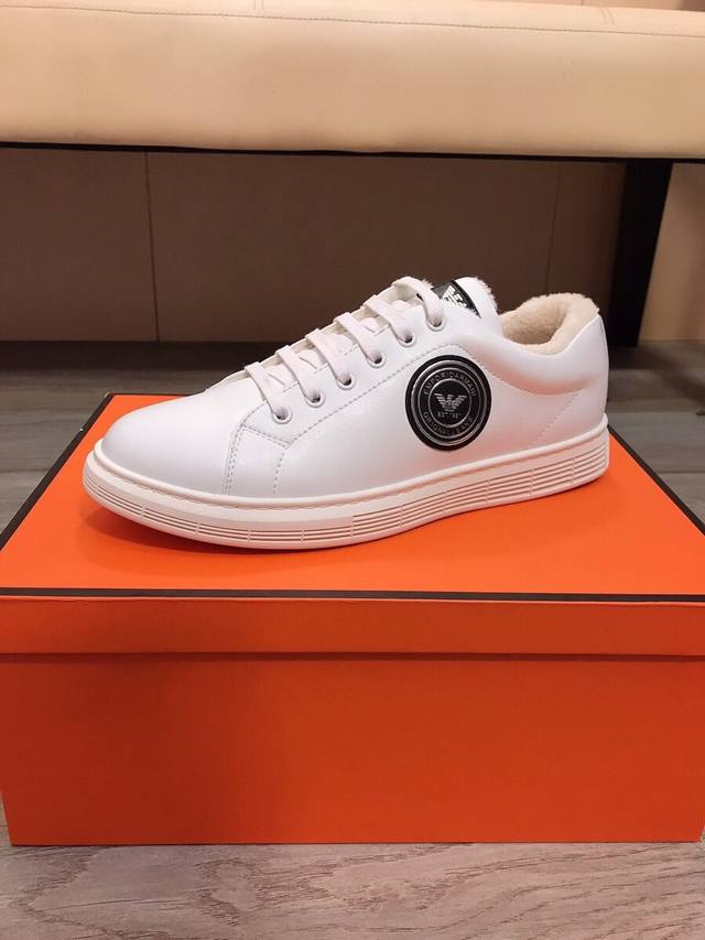出厂价 阿玛尼 Armani 男士休闲鞋新款上市 ，时尚走秀款，鞋面品牌标志扣显得鞋型饱满，立体感十足 ，绒毛内里，舒适橡胶大底完美造型顶级品质，舒适透气超级百