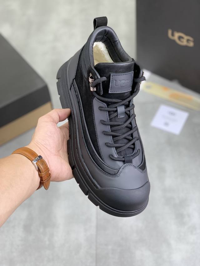 工厂价 真羊毛 UGG 爆款男鞋官方网同步正品品质不是一般市场仿货可比拟的鞋面为进口意大利磨砂牛皮，内里：垫脚级真羊毛只有A级才能显效果 手感柔滑细腻鞋型大气，