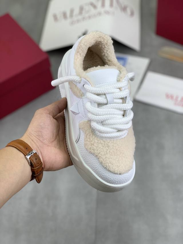 工厂价 高品质 羊毛内里 华伦天奴 Valentino 2025早秋新款星星鞋上线啦！王鹤棣任嘉伦好多明星都穿过，谁能拒绝和王鹤棣同款情侣鞋呢！星星直戳我心设计