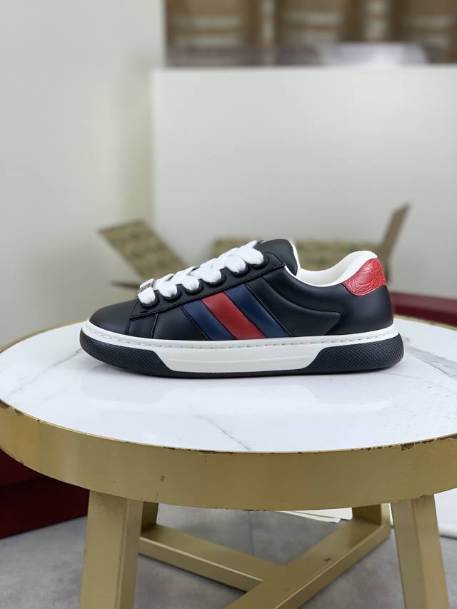 出厂价 顶级版本 GUCCI 最新款 古驰 Gucci Ace系列饰织带情侣运动鞋！材料均为高端材料定制，超级好看，，请各位看清细节认准品质，独家开模高端大底，