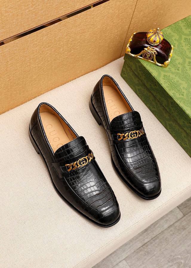商品商标：GUCCI 古驰 休闲皮鞋 正码码数: 38-44 45.46.47订制 商品材料：精选 进口头层小牛皮压花鞋面+原版五金扣，进口牛皮内里。强烈立体视