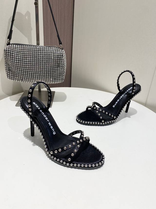 Alexander Wang 春夏大王高品质高跟凉鞋.原版Logo白色字母.内里垫脚为原厂材质山羊皮！纯钢串珠延条配置高密度意大利进口牛皮大底！鞋面铆钉设计。跟