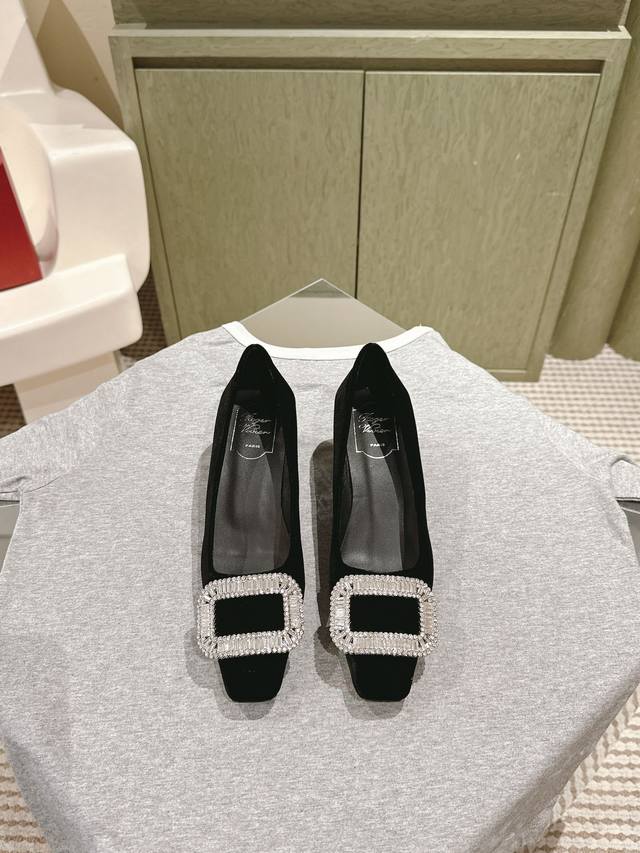 专柜Jewel heel系列新款天鹅绒钻方扣单鞋上新 ！ ★★★★★ 气质高级的一款，新款方钻扣上脚奢华精致，高级感满满，通勤风名媛风都妥 鞋面：进口天鹅绒面