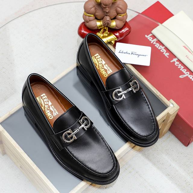 工厂价 菲拉格幕 Ferragamo 新款男士休闲套脚鞋官网原版1:1开模，原单品质做工精细，高端奢华鞋面采用进口意大利丝光牛反毛皮内里橡胶耐磨防滑大底，穿着透