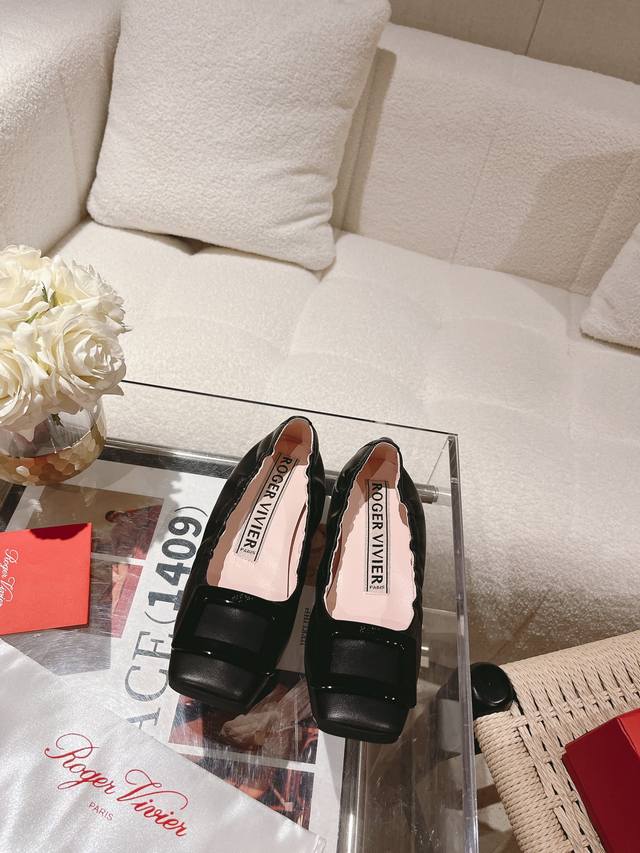 roger vivier new arrival～ RV 新款一双又软时髦的芭蕾舞鞋 优雅少女气氛感十足♀這對平底芭蕾舞鞋超級舒服 鞋底做了軟墊，穿上後軟綿綿的