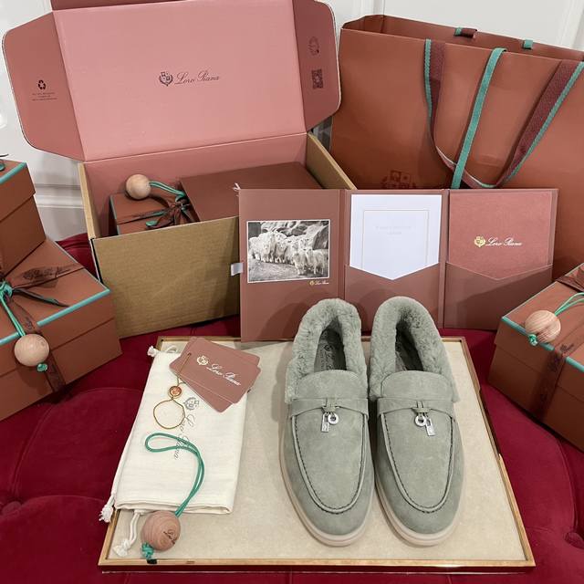 代购级版本 Loro Piana2024Open walk 秋冬海狸毛系列！ 秋冬怎么可以没有一个软糯糯的保暖神器，承包你冬天的御寒，一直以来以高级简约的设计风