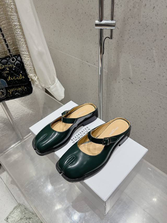 Maisom Margiela mm6马吉拉经典分趾半拖 这双热度超高的单品 必须人手一双入手了 不能错过的单品 炸裂了 独家原版购入开发 不能错过的一款 鞋面