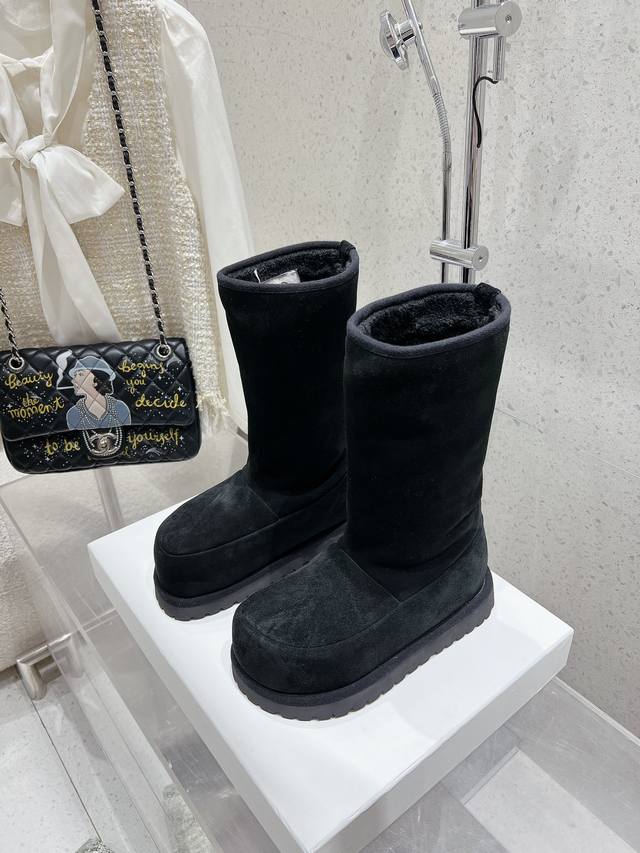 Maison Margiela 马吉尔MM6厚底雪地靴 火遍全球时尚圈的雪地靴系列 寒冬刷星“暖潮风” 全羊皮毛一体，保暖好穿！独具匠心，只此唯一！出街回头率最