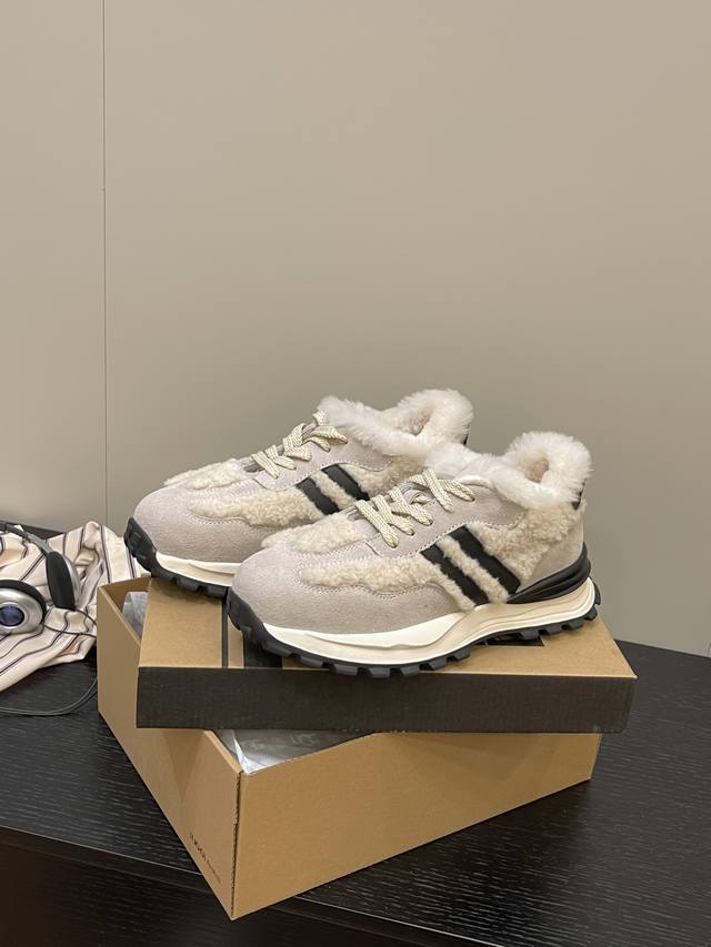 一款可以跑步的NB风格鞋，她来了，以她独有的时尚潮流风格，肉眼可见的质感，黑白经典搭配，舒适透气的发泡大底，在寒冷的冬天，给你温暖， 面料，高丝光牛反绒，卷卷毛