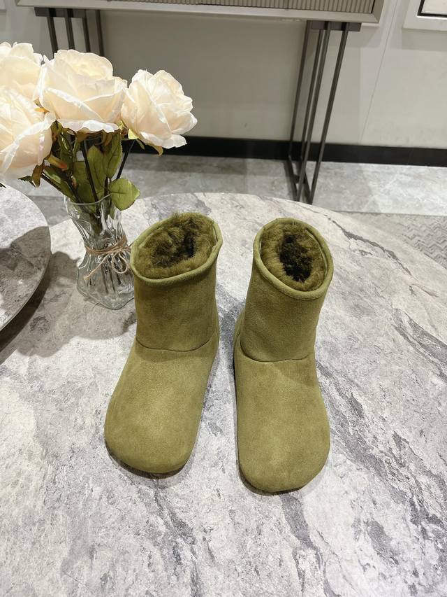 出厂 独家顶级 LOEWE呆萌雪地靴系列 皮毛一体 最新款雪地靴 正品购入开发 完美复刻 设计师推出探索时尚界对于原创与挪用的概念、以全新系列致敬传承与经典 来